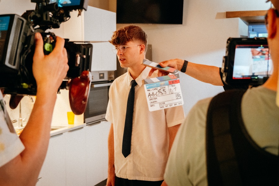 Lewinray am Set von Krass Klassenfahrt